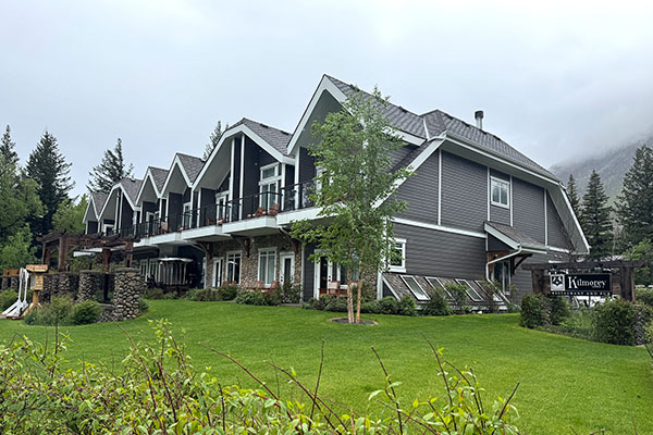 An image of the Kilmorey Lodge on an overcast, fall afternoon.